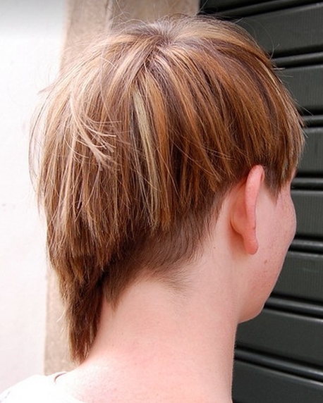 asymetryczny tył fryzury krótkiej, uczesanie damskie zdjęcie numer 127A